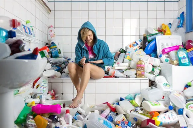 Fotografer Ini Olah Sampah yang Terkumpul Selama 4 Tahun Jadi Karya Keren! Masih Malas Buang Sampah? 10