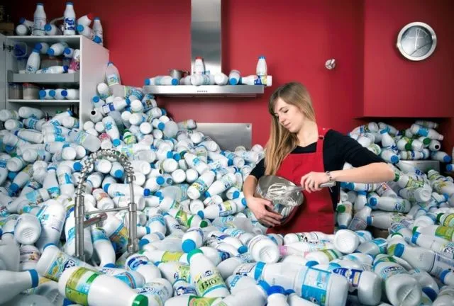 Fotografer Ini Olah Sampah yang Terkumpul Selama 4 Tahun Jadi Karya Keren! Masih Malas Buang Sampah? 14