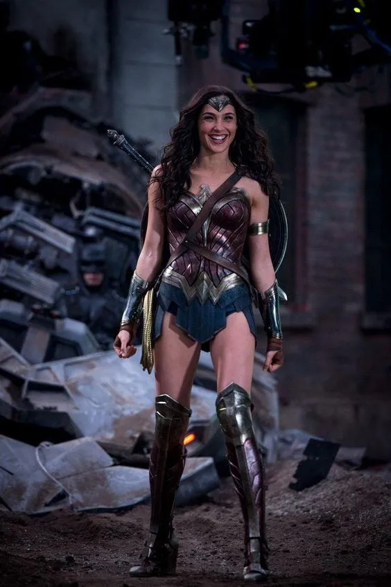 13 Gaya Busana A la Gal Gadot, Sang Wonder Woman Cantik yang Mencuri Hati Banyak Lelaki 15