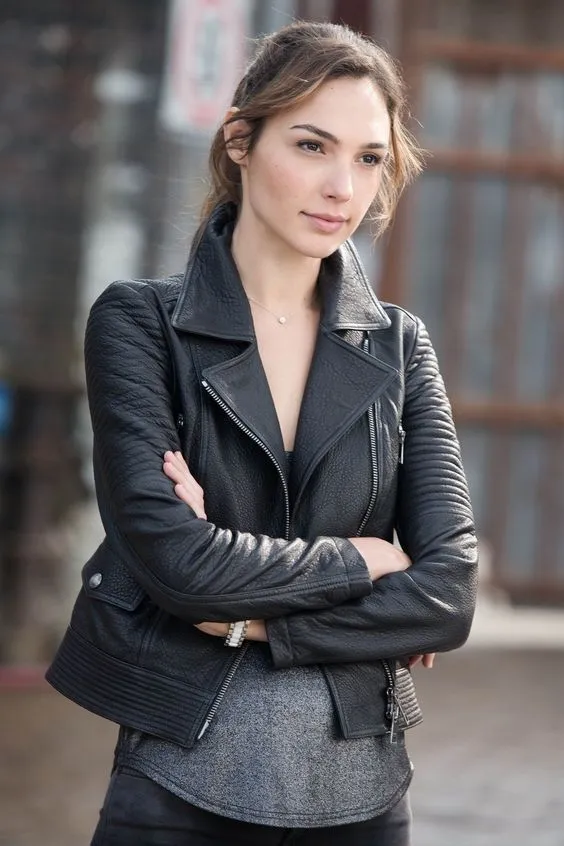 13 Gaya Busana A la Gal Gadot, Sang Wonder Woman Cantik yang Mencuri Hati Banyak Lelaki 21
