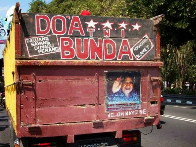 Kontras Dengan Image Supirnya yang Garang, Tulisan di Truk Ini Justru Melankolis. Asli Kocak Ini! 14