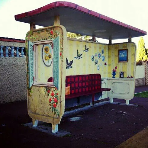 Kalau Halte Bus Begini, Harusnya Betah untuk Antre Dong? Lucu Banget! 29