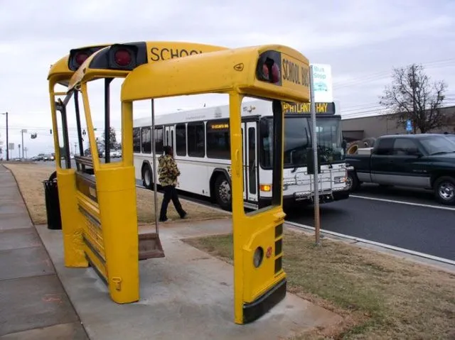 Kalau Halte Bus Begini, Harusnya Betah untuk Antre Dong? Lucu Banget! 24