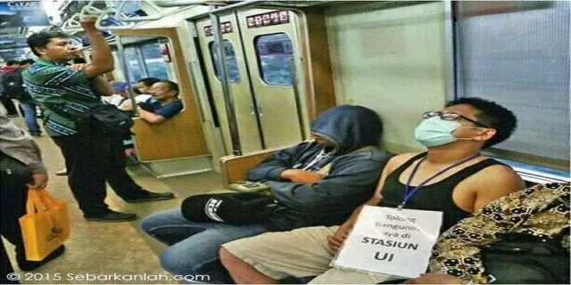 15 Potret Kelakuan Unik dan Kocak Penumpang KRL Ini Emang Bikin Ngakak. Memang Lucu Sih 24