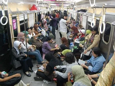 15 Potret Kelakuan Unik dan Kocak Penumpang KRL Ini Emang Bikin Ngakak. Memang Lucu Sih 28
