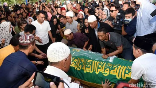 Niatnya Melayat Jupe, Tapi Malah Pada Heboh dan Mengganggu Proses Pemakaman, Mending Pulang Aja Deh 10