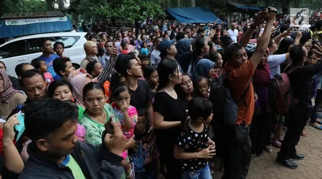 Niatnya Melayat Jupe, Tapi Malah Pada Heboh dan Mengganggu Proses Pemakaman, Mending Pulang Aja Deh 6