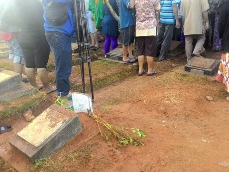Niatnya Melayat Jupe, Tapi Malah Pada Heboh dan Mengganggu Proses Pemakaman, Mending Pulang Aja Deh 9