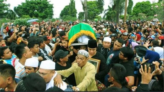 Niatnya Melayat Jupe, Tapi Malah Pada Heboh dan Mengganggu Proses Pemakaman, Mending Pulang Aja Deh 8