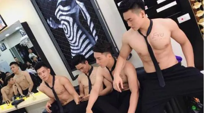 Di Vietnam, Ada Salon yang Menggunakan Cowok-cowok Kekar Untuk Menarik Pelanggan. Geli Sih Lihatnya! 7