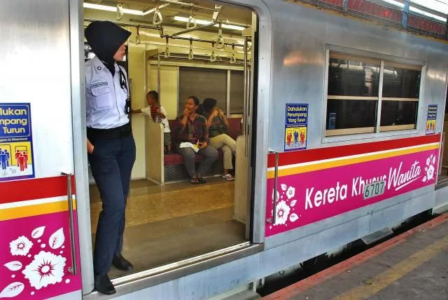 Ternyata Begini Alasan Kenapa Gerbong Wanita di KRL Adalah Jadi Tempat yang Sadis dan Mengerikan! 4