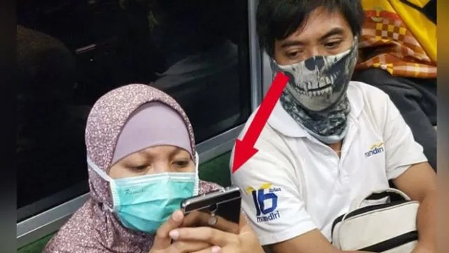 15 Potret Kelakuan Unik dan Kocak Penumpang KRL Ini Emang Bikin Ngakak. Memang Lucu Sih 16