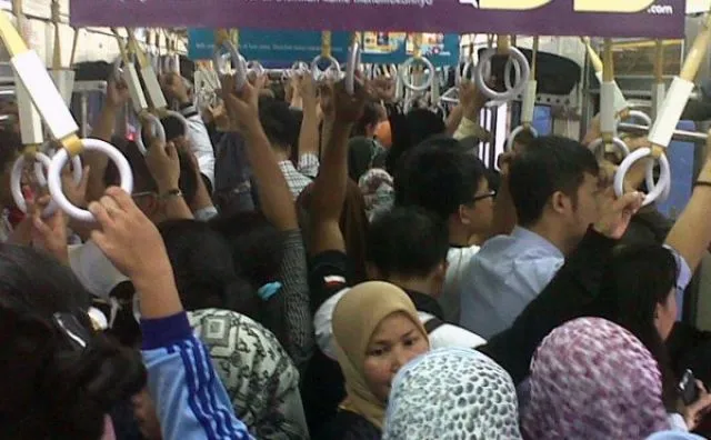 15 Potret Kelakuan Unik dan Kocak Penumpang KRL Ini Emang Bikin Ngakak. Memang Lucu Sih 29