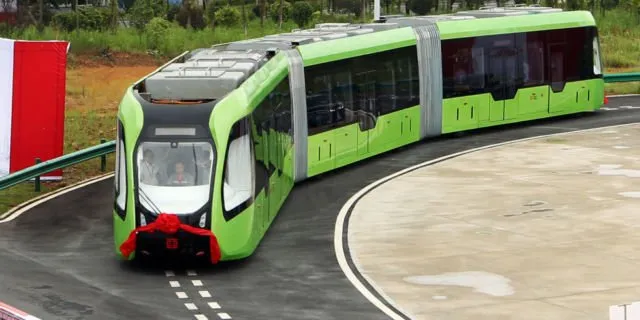 Wow! Tanpa Masinis dan Tidak Butuh Rel, Kereta Hybrid Buatan Cina Ini Bakal Diluncurkan Tahun 2018 4