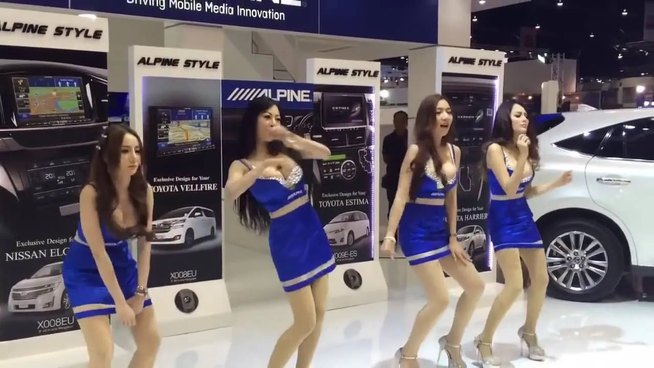 Di Vietnam, Ada Salon yang Menggunakan Cowok-cowok Kekar Untuk Menarik Pelanggan. Geli Sih Lihatnya! 5