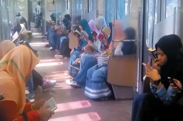 15 Potret Kelakuan Unik dan Kocak Penumpang KRL Ini Emang Bikin Ngakak. Memang Lucu Sih 30