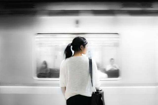 Punya Pasangan Bukan Berarti Kamu Terhindar dari Kesepian. 6 Hal Ini Akan Menjelaskan 7