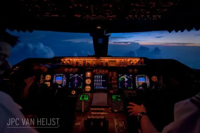 Beruntungnya Jadi Pilot Seperti JPC Van Heijst, Mungkin Dia Pemilik Ruang Kerja Terbaik di Dunia 30