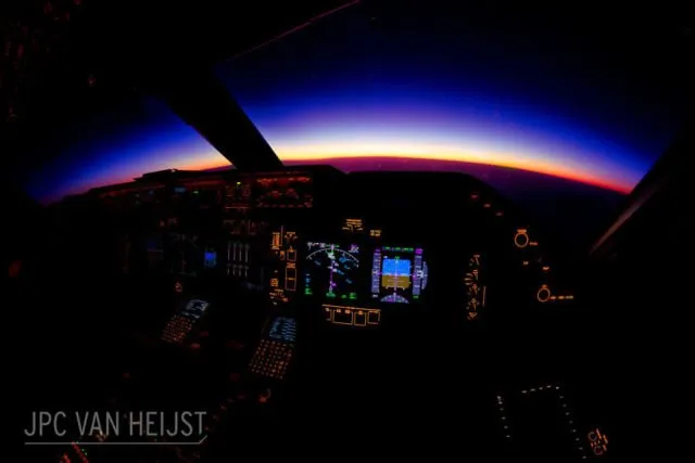 Beruntungnya Jadi Pilot Seperti JPC Van Heijst, Mungkin Dia Pemilik Ruang Kerja Terbaik di Dunia 19