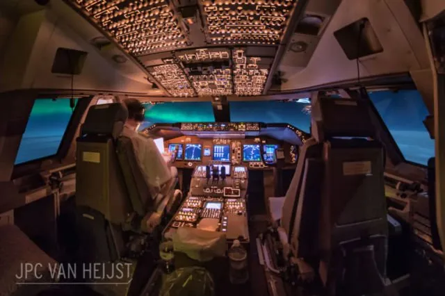 Beruntungnya Jadi Pilot Seperti JPC Van Heijst, Mungkin Dia Pemilik Ruang Kerja Terbaik di Dunia 22