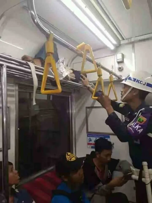 15 Potret Kelakuan Unik dan Kocak Penumpang KRL Ini Emang Bikin Ngakak. Memang Lucu Sih 27