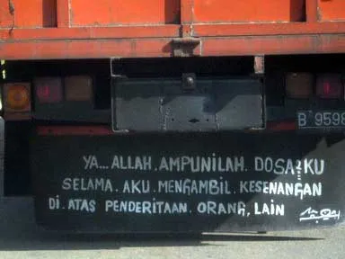 Kontras Dengan Image Supirnya yang Garang, Tulisan di Truk Ini Justru Melankolis. Asli Kocak Ini! 19