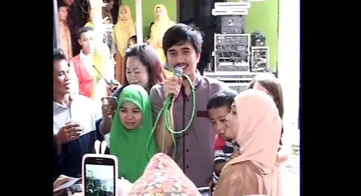 Udah Nyimak Duta Sheila On 7 Nyanyi di Acara Nikahan Warga yang Sederhana Ini? Nyenengin Banget! 5