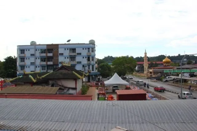 Dua Turis Beragama Budha Ini Malah Sembahyang di Masjid. Tapi Begini Nih Contoh Menegur yang Baik 4