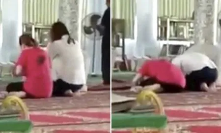 Dua Turis Beragama Budha Ini Malah Sembahyang di Masjid. Tapi Begini Nih Contoh Menegur yang Baik 3