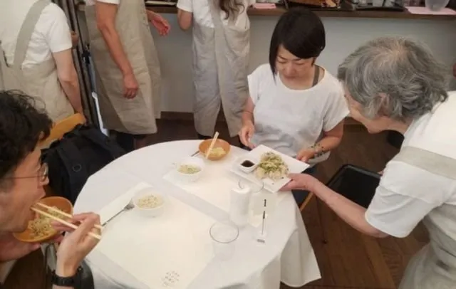 Meski Pelanggan Sering Dapat Pesanan yang Salah, Restoran Unik di Jepang Ini Justru Dibanjiri Pujian 10