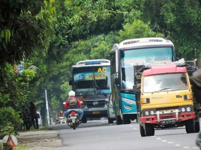 Fenomena Video Bus Kebut-kebutan di Youtube Ini Sungguh Meresahkan. Nyawa Orang Kok Buat Seru-seruan 3