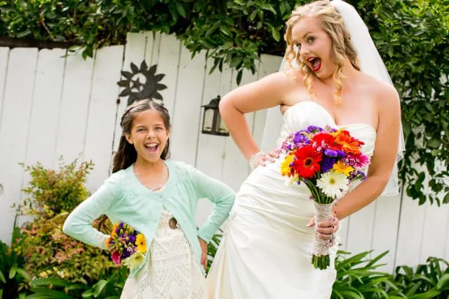 18 Inspirasi Foto Pengantin Wanita Saat Foto Bareng Flower Girl. Momen Uwuwu-nya Dapet Banget! 34