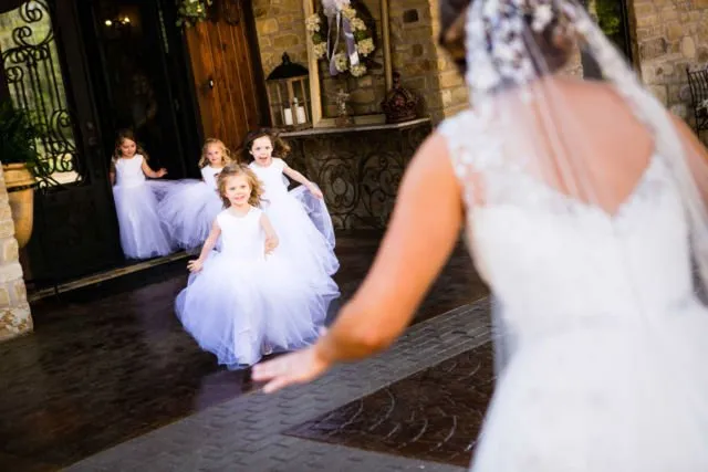 18 Inspirasi Foto Pengantin Wanita Saat Foto Bareng Flower Girl. Momen Uwuwu-nya Dapet Banget! 27