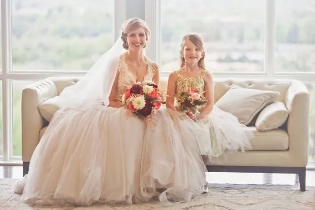 18 Inspirasi Foto Pengantin Wanita Saat Foto Bareng Flower Girl. Momen Uwuwu-nya Dapet Banget! 38