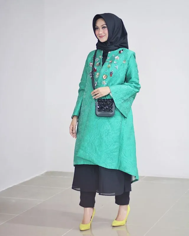 Inspirasi Gaun Muslimah Elegan untuk Kondangan A la Selebgram. Minim Glamor Tapi Menawan! 16
