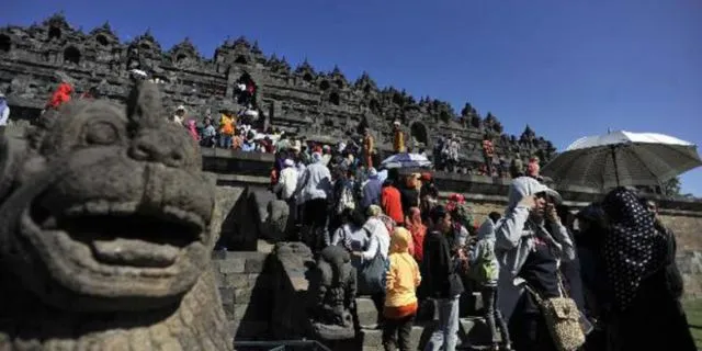 Netizen Ini Protes Tentang Kelakuan Buruk Turis di Candi Borobudur. Ternyata Banyak yang Nggak Sepakat! 6