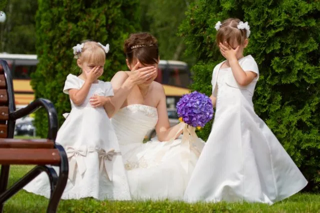 18 Inspirasi Foto Pengantin Wanita Saat Foto Bareng Flower Girl. Momen Uwuwu-nya Dapet Banget! 31