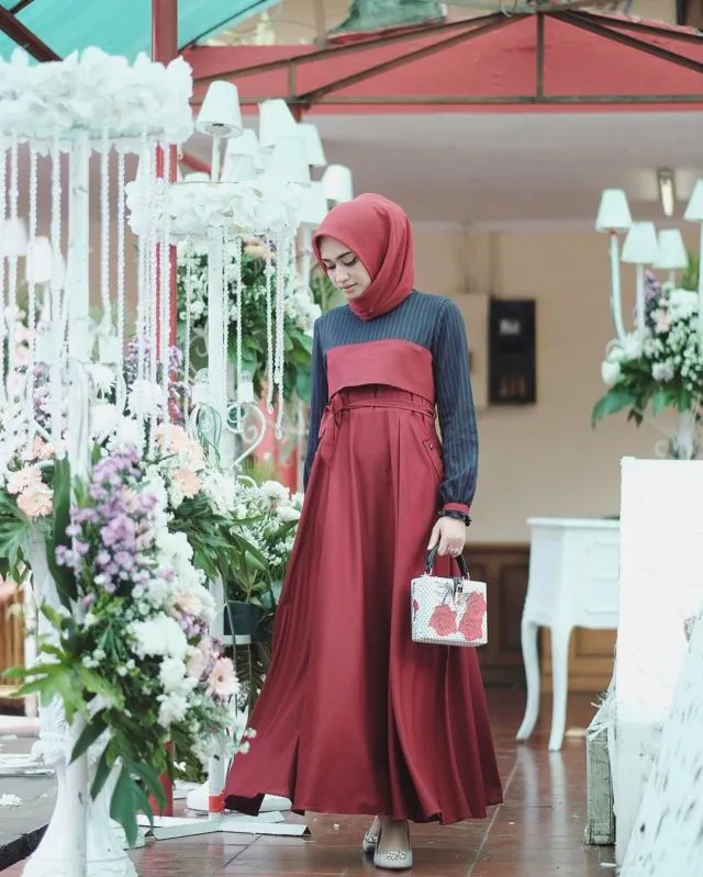Inspirasi Gaun Muslimah Elegan untuk Kondangan A la Selebgram. Minim Glamor Tapi Menawan! 14