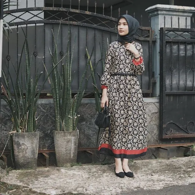 Inspirasi Gaun Muslimah Elegan untuk Kondangan A la Selebgram. Minim Glamor Tapi Menawan! 20
