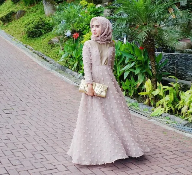 Inspirasi Gaun Muslimah Elegan untuk Kondangan A la Selebgram. Minim Glamor Tapi Menawan! 22