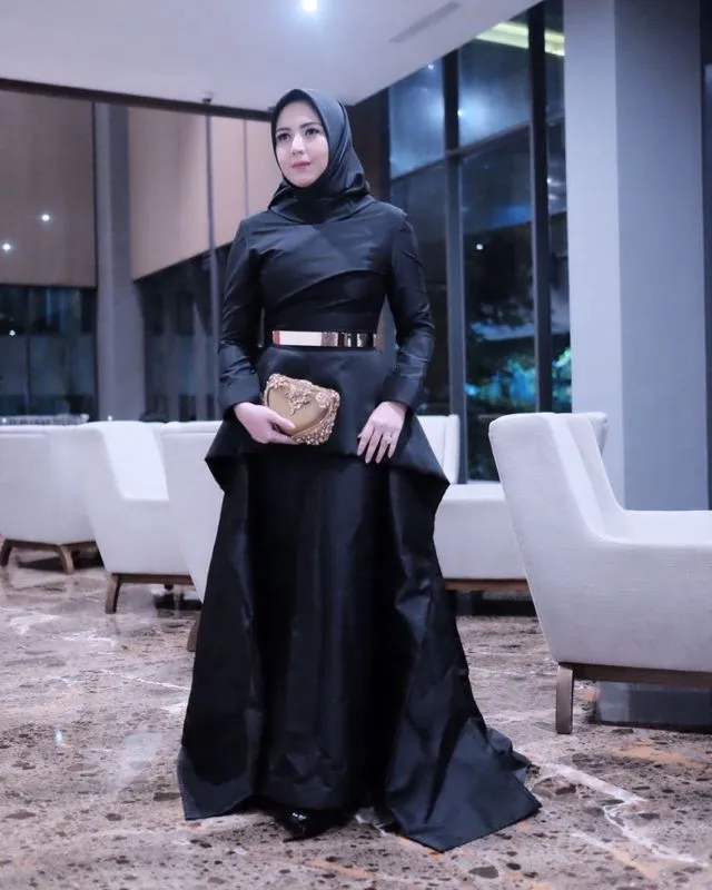 Inspirasi Gaun Muslimah Elegan untuk Kondangan A la Selebgram. Minim Glamor Tapi Menawan! 18