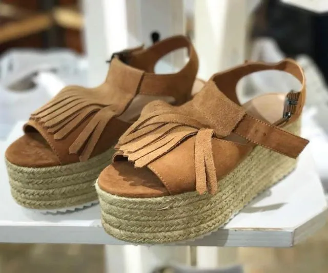 18 Serba-serbi Sandal Platform Lucu yang Bikin Kamu Tampak Tinggi. Sudah Punya Belum? 22