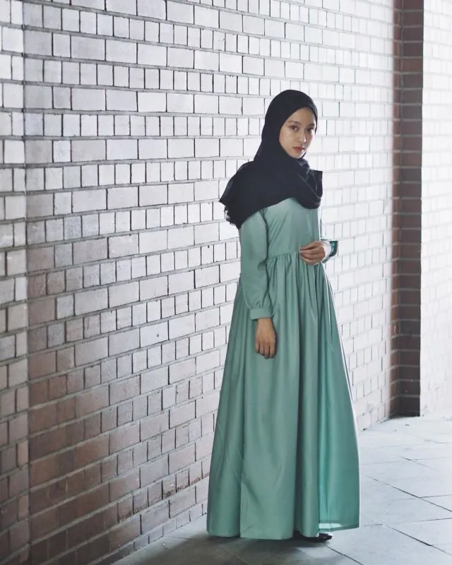 Inspirasi Gaun Muslimah Elegan untuk Kondangan A la Selebgram. Minim Glamor Tapi Menawan! 13