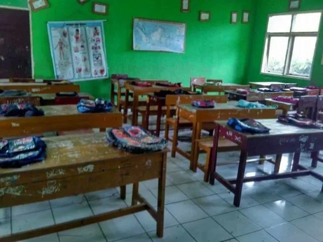 Sekolah Aja Belum Mulai, Tapi Orangtua Murid Udah Berebut Bangku, Sampai Tasnya Dipaku dan Dilakban 27