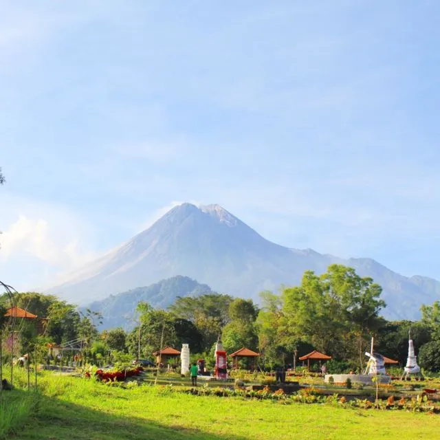 Nggak Usah Jauh-jauh Keliling Dunia. Kamu Bisa Berkunjung ke Landmark Top Dunia di Merapi Park, Sleman! 6