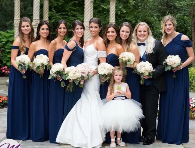 18 Inspirasi Foto Pengantin Wanita Saat Foto Bareng Flower Girl. Momen Uwuwu-nya Dapet Banget! 41
