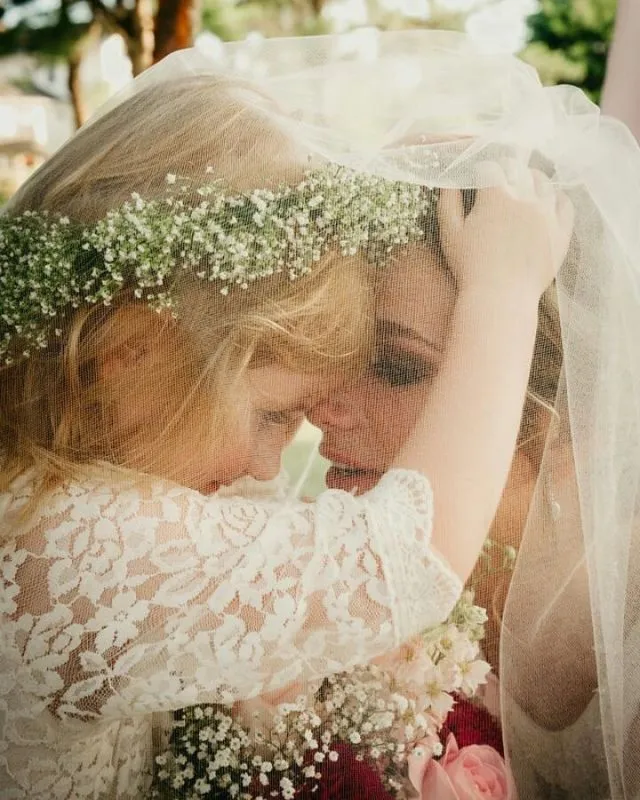 18 Inspirasi Foto Pengantin Wanita Saat Foto Bareng Flower Girl. Momen Uwuwu-nya Dapet Banget! 36