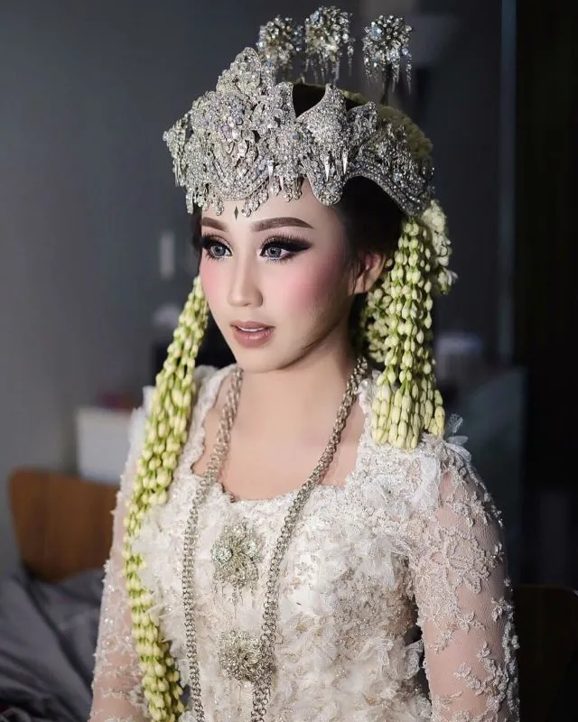 Riasan Mata Barbie Ala MUA Imel Vilentcia Ini Lagi Tren! Jadi Langganan Pengantin Wanita Nih 20