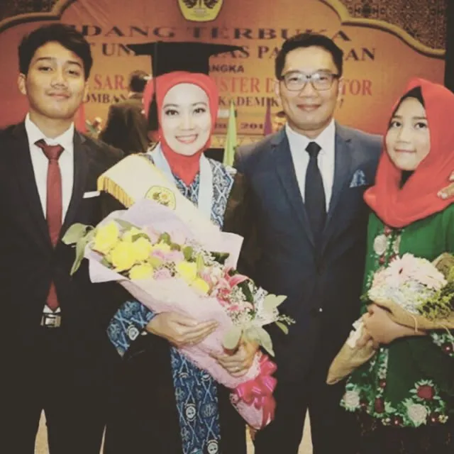 Meski Sibuk Mendampingi Ridwan Kamil, Ibu Walikota Bandung Diam-Diam Sudah Wisuda. Keren Si Cinta! 6