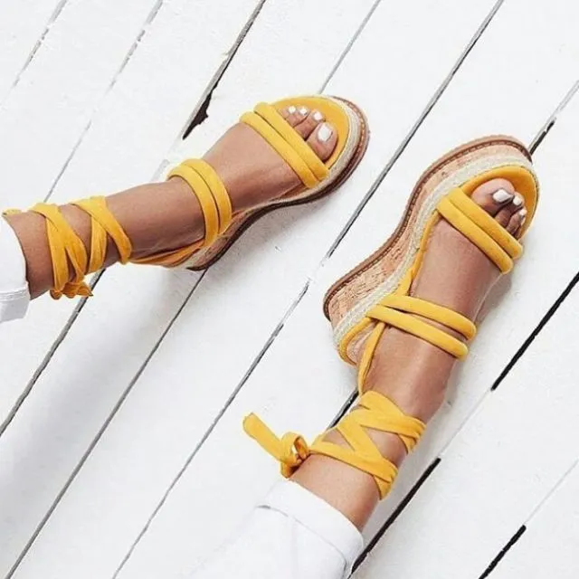 18 Serba-serbi Sandal Platform Lucu yang Bikin Kamu Tampak Tinggi. Sudah Punya Belum? 30